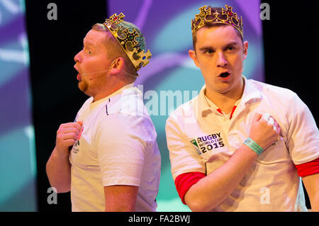 Deux jeunes hommes de milieux agricoles prenant part à une comédie de chanter en duo sur la scène du 2015 clubs de jeunes agriculteurs du pays de Galles Eisteddfod annuel à Aberystwyth Arts Centre Wales UK Banque D'Images