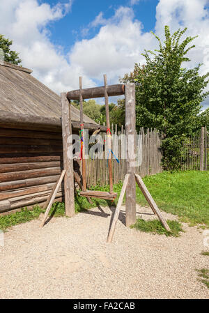 Vieille balançoire en bois dans le village Russe Banque D'Images