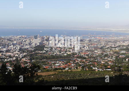 Vue aérienne de Cape Town Central Business District (CBD) et Table Bay, vue sur les coteaux de la Montagne de la table Banque D'Images