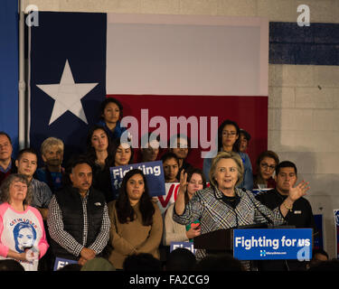 Le candidat démocrate, Hillary Clinton, prend la parole lors d'une collecte à Mountain View College le 17 novembre 2015 à Dallas, TX. Banque D'Images