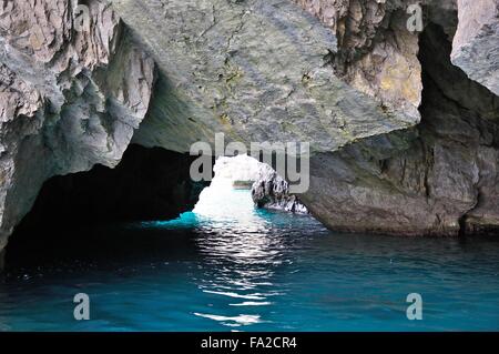 Grotte de la mer et de formations rocheuses sur la côte de l'île de Capri, Italie Banque D'Images