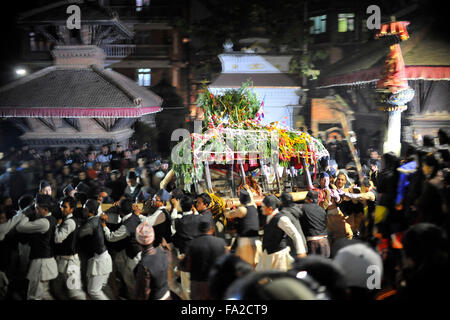 Katmandou, Népal. 18Th Oct, 2015. Les dévots népalais transportant le char de Indrayani pendant Saat Gaule festival Jatra en début de matinée à Kirtipur qui marque l'arrivée de la saison d'hiver au Népal. Credit : Narayan Maharjan/Pacific Press/Alamy Live News Banque D'Images