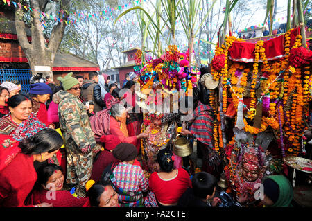 Katmandou, Népal. 18Th Oct, 2015. Les dévots népalais rituel puja offrant vers char de Dieu et déesse pendant Saat Gaule festival Jatra en début de matinée à Kirtipur qui marque l'arrivée de la saison d'hiver au Népal. Credit : Narayan Maharjan/Pacific Press/Alamy Live News Banque D'Images
