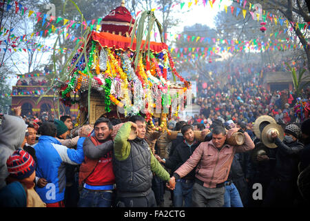 Katmandou, Népal. 18Th Oct, 2015. Les dévots népalais transportant le char de Dieu et déesse pendant Saat Gaule festival Jatra en début de matinée à Kirtipur qui marque l'arrivée de la saison d'hiver au Népal. Credit : Narayan Maharjan/Pacific Press/Alamy Live News Banque D'Images