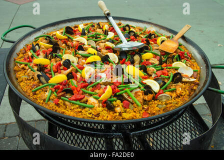 Marché BASQUE, PAN iconique de la plus célèbre de repas Paella 'colorés' préparé par le chef pour le déjeuner en plein air, Boise, Idaho, USA Banque D'Images