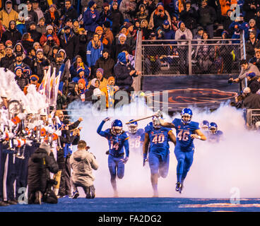 Football, l'équipe de football d'état de Boise entrant Albertson's Stadium champ bleu à travers le brouillard cloud avant le temps de jeu. Boise, Idaho, Banque D'Images