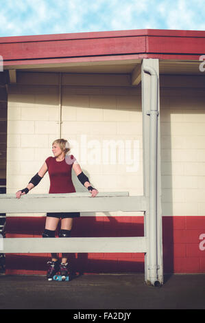 Roller Derby, le roller femme à l'extérieur du roller rink avec patins à roulettes. Banque D'Images