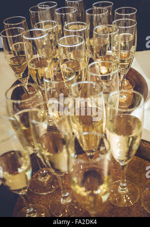 Champagne fraîchement coulé, préparé pour un toast. Banque D'Images