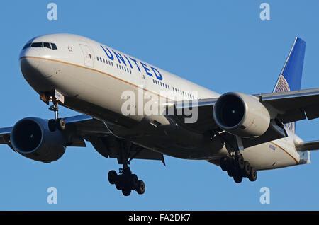 United Airlines Boeing 777 -222 - avion de ligne à réaction N780UA atterrissant à l'aéroport de Londres Heathrow, Royaume-Uni Banque D'Images