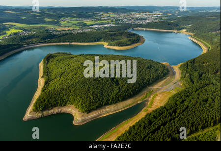 Vue aérienne, Gilberginsel, abaissement du niveau de l'eau dans le Biggetalsperre Felsschuettdammes à réparer le barrage, Banque D'Images