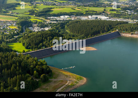 Vue aérienne, abaissement du niveau de l'eau dans le Biggetalsperre Felsschuettdammes à réparer le dans la zone urbaine, barrage, Attendorn Banque D'Images