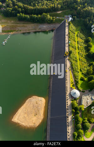 Vue aérienne, abaissement du niveau de l'eau dans le Biggetalsperre Felsschuettdammes à réparer le dans la zone urbaine, barrage, Attendorn Banque D'Images