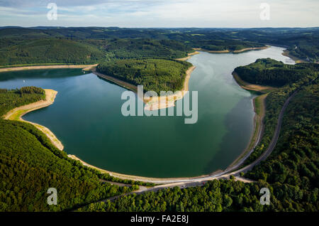 Vue aérienne, Gilberginsel, abaissement du niveau de l'eau dans le Biggetalsperre Felsschuettdammes à réparer le barrage, Banque D'Images