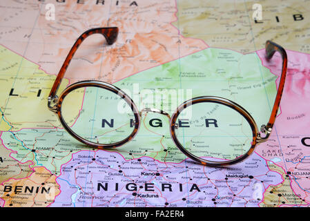 Verres sur une carte - Niger Banque D'Images