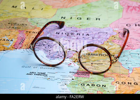 Verres sur une carte - Yaounde Banque D'Images