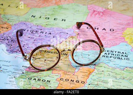 Verres sur une carte - Yaounde Banque D'Images