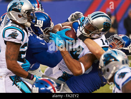 East Rutherford, New Jersey, USA. 18Th Oct, 2015. Le receveur des Panthers/punt returner Joe Webb (14) est abordé par des géants' linebacker James Morris (46) et d'Andre Williams (44) dans la seconde moitié au cours de l'action de la NFL entre les Panthers et les Giants de New York au Stade MetLife à East Rutherford, New Jersey. Les Panthère défait les géants 38-35. Duncan Williams/CSM/Alamy Live News Banque D'Images