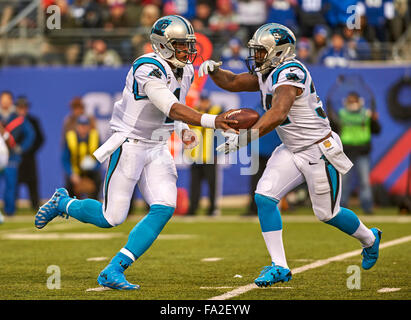 East Rutherford, New Jersey, USA. 18Th Oct, 2015. Le quart-arrière des Panthers Cam Newton (1) Transfert au running back Cameron Artis-Payne (34) dans la seconde moitié au cours de l'action de la NFL entre les Panthers et les Giants de New York au Stade MetLife à East Rutherford, New Jersey. Les Panthère défait les géants 38-35. Duncan Williams/CSM/Alamy Live News Banque D'Images