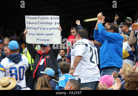 San Diego, CA, USA. 18Th Oct, 2015.  SAN DIEGO San Diego Chargers du dernier match au Stade Qualcomm peut avoir été joué le dimanche 20 décembre 2015. Fans rode le chariot pour se rendre à la partie. |Les officiers de police de San Diego se tenir juste derrière Brent Mote de Burbank, originaire de San Diego après certains fans se plaignait de son signe qui est clairement défavorable à l'aide des chargeurs et en particulier propriétaire Dean Spanos. Après une discussion, il a été autorisé à garder son signe. Il est à 45 ans, détenteur du billet qui a lancé cette rayure à l'âge de 17 ans à l'école secondaire.|John Gastaldo/San Diego Union-Tribune (crédit Im Banque D'Images