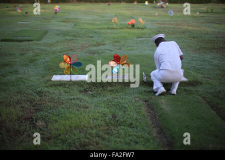 La ville de Panama, Panama. 18Th Oct, 2015. Un parent des victimes de l'invasion militaire des États-Unis à Panama en décembre 1989, cimetière des victimes visites à Panama City, capitale du Panama, le 20 décembre, 2015. Le 20 décembre, 1989, l'armée américaine a envahi le Panama pour renverser l'ancien général panaméen Manuel Antonio Noriega. © Mauricio Valenzuela/Xinhua/Alamy Live News Banque D'Images