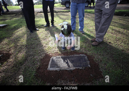 La ville de Panama, Panama. 18Th Oct, 2015. Parents des victimes de l'invasion militaire des États-Unis à Panama en décembre 1989, visitez le cimetière des victimes à Panama City, capitale du Panama, le 20 décembre, 2015. Le 20 décembre, 1989, l'armée américaine a envahi le Panama pour renverser l'ancien général panaméen Manuel Antonio Noriega. © Mauricio Valenzuela/Xinhua/Alamy Live News Banque D'Images