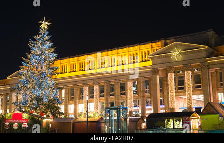 Photo de nuit de la Marché de Noël à Stuttgart, Allemagne Banque D'Images