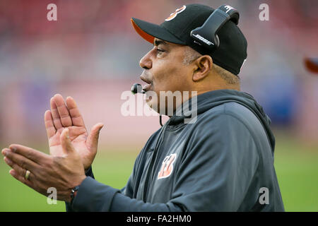 20 décembre 2015 : Cincinnati Bengals entraîneur en chef Marvin Lewis au cours de la NFL football match entre les Bengals de Cincinnati et les San Francisco 49ers à Levi's Stadium à Santa Clara, CA. Les 49ers ont perdu au Bengals 24-14. Damon Tarver/Cal Sport Media Banque D'Images