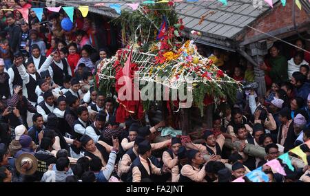 Kirtipur, au Népal. 18Th Oct, 2015. Les dévots portent le char d'une idole de déesse Indrayani pendant l'Indrayani Festival à Kirtipur, banlieue de Katmandou, Népal, le 20 Déc., 2015. Le festival est célébré chaque année avec la déesse Indrayani et lord Ganesh conservés dans des chars et erraient dans les rues de Kirtipur avec des instruments traditionnels. Credit : Sunil Sharma/Xinhua/Alamy Live News Banque D'Images