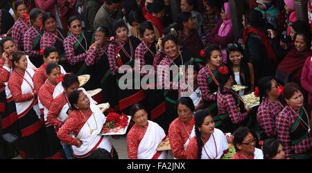 Kirtipur, au Népal. 18Th Oct, 2015. Les dévots ont tout à offrir des prières d'une idole de déesse Indrayani pendant l'Indrayani Festival à Kirtipur, banlieue de Katmandou, Népal, le 20 Déc., 2015. Le festival est célébré chaque année avec la déesse Indrayani et lord Ganesh conservés dans des chars et erraient dans les rues de Kirtipur avec des instruments traditionnels. Credit : Sunil Sharma/Xinhua/Alamy Live News Banque D'Images