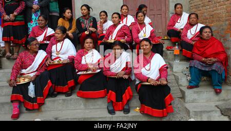 Kirtipur, au Népal. 18Th Oct, 2015. Les dévots se rassemblent pour offrir des prières pour une idole de déesse Indrayani pendant l'Indrayani Festival à Kirtipur, banlieue de Katmandou, Népal, le 20 Déc., 2015. Le festival est célébré chaque année avec la déesse Indrayani et lord Ganesh conservés dans des chars et erraient dans les rues de Kirtipur avec des instruments traditionnels. Credit : Sunil Sharma/Xinhua/Alamy Live News Banque D'Images