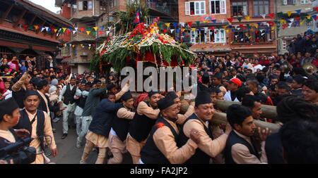 Kirtipur, au Népal. 18Th Oct, 2015. Les dévots portent le char d'une idole de déesse Indrayani pendant l'Indrayani Festival à Kirtipur, banlieue de Katmandou, Népal, le 20 Déc., 2015. Le festival est célébré chaque année avec la déesse Indrayani et lord Ganesh conservés dans des chars et erraient dans les rues de Kirtipur avec des instruments traditionnels. Credit : Sunil Sharma/Xinhua/Alamy Live News Banque D'Images