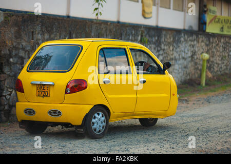 Vue arrière d'une production nationale extrêmement rare, jaune à trois roues Ceygra fonctionnelle car parked on dirt road Banque D'Images