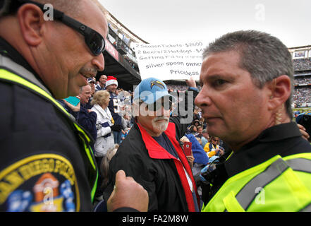 San Diego, CA, USA. 18Th Oct, 2015.  SAN DIEGO San Diego Chargers du dernier match au Stade Qualcomm peut avoir été joué le dimanche 20 décembre 2015. Fans rode le chariot pour se rendre à la partie. |Les officiers de police de San Diego Brent flanc Mote de Burbank, mais originaire de San Diego après certains fans se plaignait de son signe qui est clairement défavorable à l'aide des chargeurs et en particulier propriétaire Dean Spanos. Après une discussion, il a été autorisé à garder son signe. Il est à 45 ans, détenteur du billet qui a lancé cette rayure à l'âge de 17 ans à l'école secondaire.|John Gastaldo/San Diego Union-Tribune (crédit Image : © Jo Banque D'Images