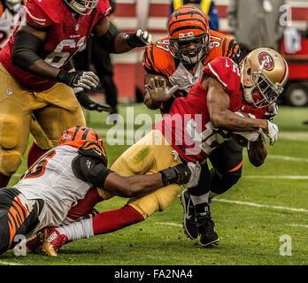Santa Clara, Californie, États-Unis. 18Th Oct, 2015. Cincinnati Bengals défensive fin Carlos Dunlap (96) et de défense s'attaquer à Geno Atkins (97) attaquer San Francisco 49ers d'utiliser de nouveau Travaris Cadet (32) le dimanche, 20 décembre 2015 à Lévis Stadium à Santa Clara, en Californie. Les Bengals défait les 49ers 24-14. Al Golub/CSM/Alamy Live News Banque D'Images