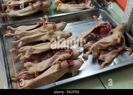 Photographie de cochons abattus sur le marché local en Huaraz, Pérou. Banque D'Images
