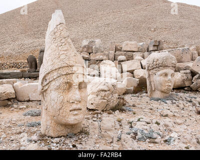 La tête baissée de la statue du roi Antiochos I, Nemrut Dagi Tumulus, Kahta, Adıyaman, au sud-est de l'Anatolie, la Turquie. Banque D'Images