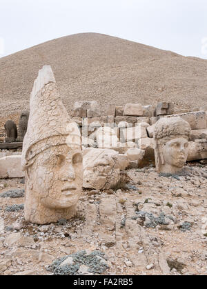 La tête baissée de la statue du roi Antiochos I, Nemrut Dagi Tumulus, Kahta, Adıyaman, au sud-est de l'Anatolie, la Turquie. Banque D'Images