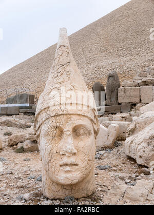 La tête baissée de la statue du roi Antiochos I, Nemrut Dagi Tumulus, Kahta, Adıyaman, au sud-est de l'Anatolie, la Turquie. Banque D'Images