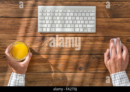 Vue de dessus de bureau en bois naturel à l'homme Banque D'Images