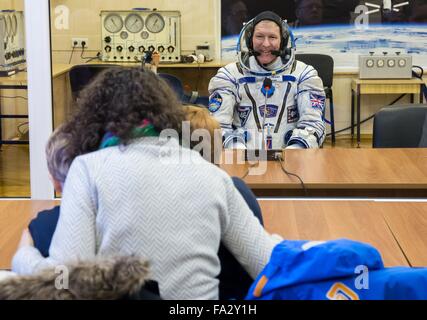 Station spatiale internationale membre de l'équipage Expedition 46 L'astronaute britannique Tim Peake parle avec sa femme et ses enfants avant de lancer à bord du vaisseau Soyouz TMA-19M, 15 décembre 2015 à Baïkonour, au Kazakhstan. Crew (L-R) : Banque D'Images