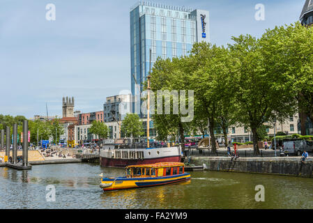 Promenade dans le centre de Bristol port flottant, Somerset, England, United Kingdom Banque D'Images