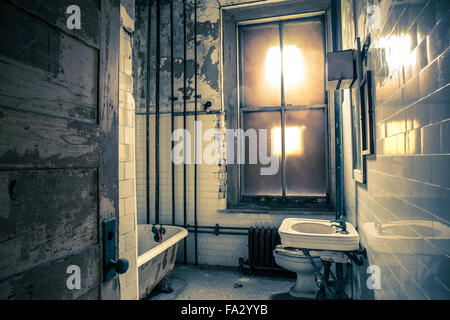 Salle de bains Creepy dans l'hôpital abandonné Banque D'Images