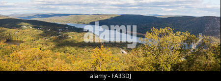 Au début de l'automne sur la rivière Hudson et pont de Bear Mountain State Park Mountin Ours, New York. Banque D'Images