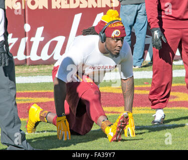 Landrover, Maryland, USA. 18Th Oct, 2015. Redskins de Washington s'attaquer défensif Ricky Jean François (99) ne s'quelques exercices d'étirement avant le match contre les Bills de Buffalo au FedEx Field à Landover, Maryland le Dimanche, Décembre 20, 2015. Credit : Ron Sachs/CNP - PAS DE SERVICE DE FIL - Crédit photo : dpa alliance/Alamy Live News Banque D'Images