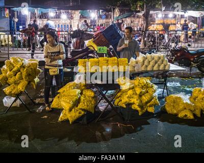 Bangkok, Bangkok, Thaïlande. Dec 21, 2015. Les vendeurs de souci dans la rue à Pak Khlong Talat, aussi appelé le Marché aux Fleurs. Le marché a été un monument de Bangkok pendant plus de 50 ans et est le plus grand marché aux fleurs en gros à Bangkok. Une rénovation récente a donné lieu à de nombreux stands d'être fermé pour faire place à des chaînes de restaurants pour attirer les touristes. Les représentants de la ville de Bangkok maintenant menacent d'expulser les vendeurs de trottoir qui l'extérieur de la ligne de marché. L'éviction des vendeurs de trottoir est une partie d'un effort de la ville de ''nettoyer'' Bangkok. © Jack Kurtz/ZUMA/Alamy Fil Live News Banque D'Images