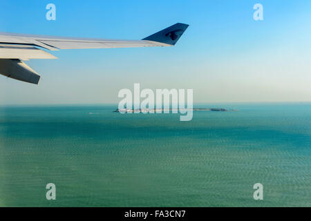 L'avion en vol sur les Maldives avec Qatar Airways. Banque D'Images