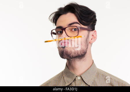 Portrait d'un drôle d'homme tenant un crayon entre la lèvre et le nez isolé sur fond blanc Banque D'Images