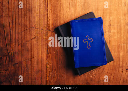 Sainte Bible sur l'ancienne église en bois, vue de dessus de table Banque D'Images