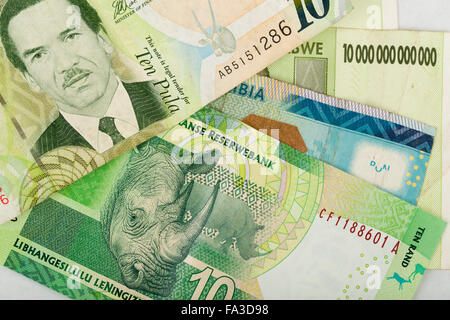 Les pays d'Afrique du Sud en billets des arrière-plan. Le pula du Botswana, le dollar namibien, Afrique du Sud rand et dollars du Zimbabwe. Banque D'Images