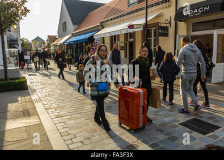 Paris, France, une foule de gens Shopping dans Mall, Centre commercial, 'la Vallée Village', Discount Luxury Clothes Outlet, en banlieue, Marne-la Vallée, Chinois Shoppers on Street in City, quartier de banlieue Banque D'Images